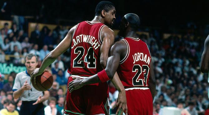 Bill Cartwright et Michael Jordan sous le maillot des Bulls