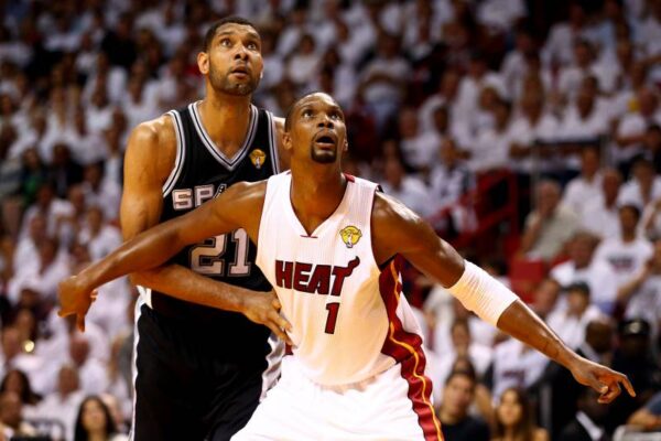 Chris Bosh et Tim Duncan lors des Finales NBA