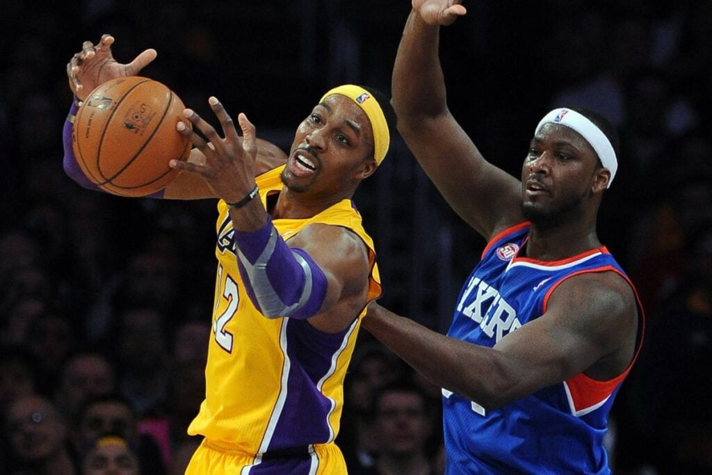 Dwight Howard et Kwame Brown au coirs d'un Lakers / Sixers. crédit : U...
