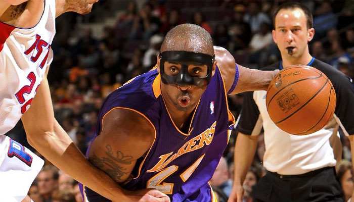 Kobe Bryant portait un masque noir avant l'interdiction de ce dernier