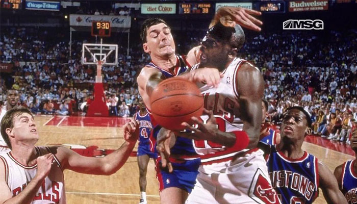 Michael Jordan victime d'une grosse faute "Jordan Rules" de Bill Laimbeer