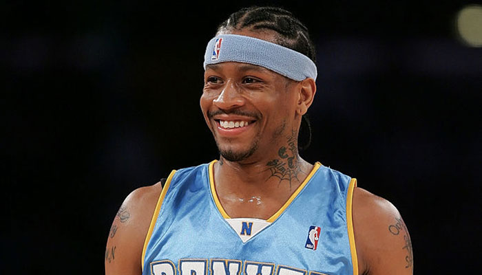 Allen Iverson tout sourire sous le maillot des Denver Nuggets