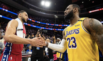 NBA – LeBron défend Ben Simmons et attaque les haters Ben Simmons et LeBron James se tapent dans la main après un match opposant les Philadelphia 76ers et les Los Angeles Lakers