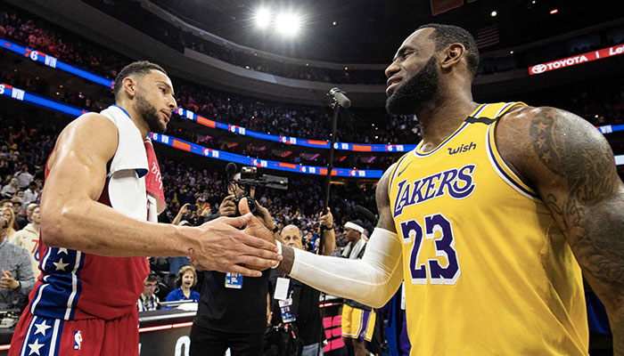 Ben Simmons et LeBron James se tapent dans la main après un match opposant les Philadelphia 76ers et les Los Angeles Lakers