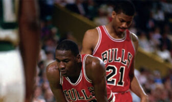 NBA – Les 40 secondes ultra méconnues où Michael Jordan a touché le fond Michael Jordan et Sidney Green sous le maillot des Chicago Bulls lors du premier tour des playoffs 1986 face aux Boston Celtics
