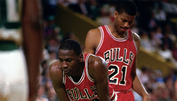 Michael Jordan et Sidney Green sous le maillot des Chicago Bulls lors du premier tour des playoffs 1986 face aux Boston Celtics