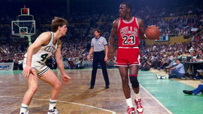 En 1986, Michael Jordan établit le record de points en un match de playoffs avec 63 unités.