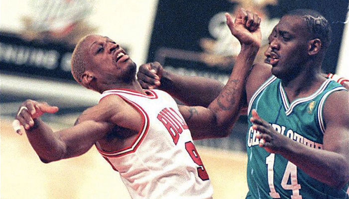Dennis Rodman reçoit un coup de la part d’Anthony Mason dans un match opposant les Chicago Bulls aux Charlotte Hornets