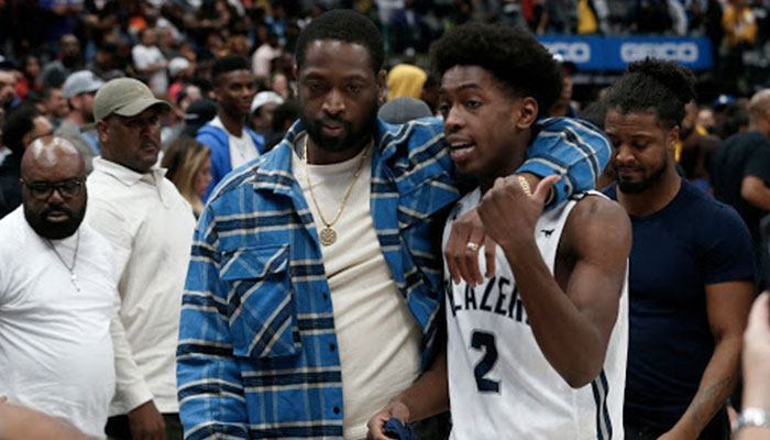 Zaire Wade dans les bras de son père, Dwyane, sous le maillot des Blazers de Sierra Canyon