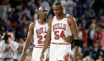 NBA – Le harcèlement sans pitié de Michael Jordan avec un coéquipier Michael Jordan et Horace Grant sous le maillot des Chicago Bulls