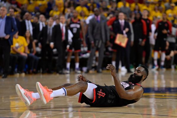 James Harden au sol