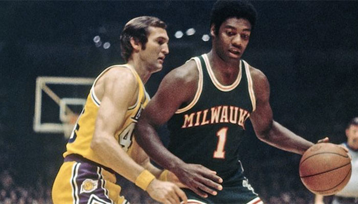 Jerry West face à Oscar Robertson lors d’un match opposant les Los Angeles Lakers aux Milwaukee Bucks