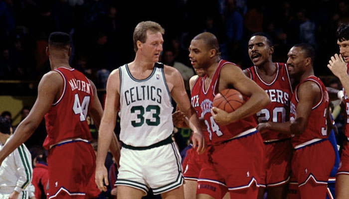 Larry Bird en pleine séance de trnash-talking avec Charles Barkley lors d’un match opposant les Boston Celtics aux Philadelphia Sixers