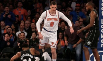 NBA – Le moment le plus « savage » des joueurs… inhabituels Mario Hezonja enjambe Giannis Antetokounmpo lors d’un match opposant les New York Knicks et les Milwaukee Bucks