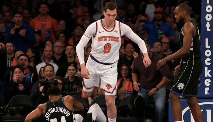 Mario Hezonja enjambe Giannis Antetokounmpo lors d’un match opposant les New York Knicks et les Milwaukee Bucks