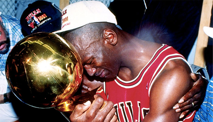 Michael Jordan tenant le trophée Larry O’Brien de champion NBA, en 1991