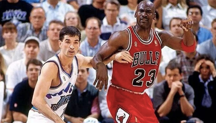 Michael Jordan face à John Stockton lors d’un match opposant les Chicago Bulls au Utah Jazz