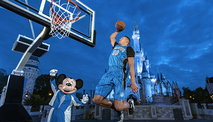 Aaron Gordon sous le maillot du Orlando Magic, sous les yeux de Mickey, sur un terrain de basket à Walt Disney World