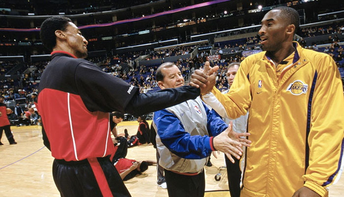 Scottie Pippen et Kobe Bryant se serre la main à l’occasion d’un match entre les Chicago Bulls et les Los Angeles Lakers