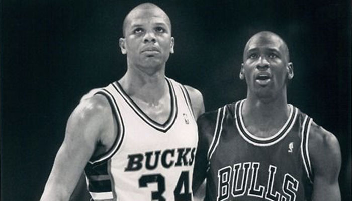 Terry Cummings et Michael Jordan lors d’un match opposant les Milwaukee Bucks aux Chicago Bulls