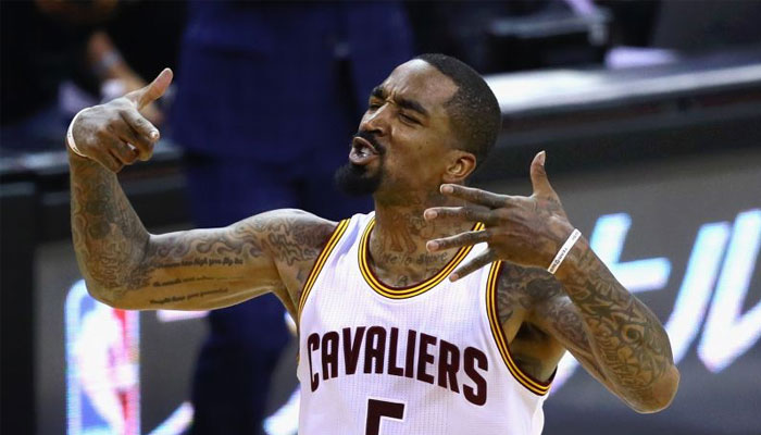 JR Smith très énervé sur le terrain avec le maillot des Cavaliers