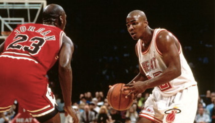 Harold Miner face à Michael Jordan lors d’un match opposant le Miami Heat aux Chicago Bulls