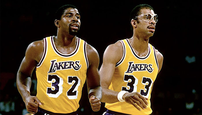 Magic Johnson et Kareem Abdul-Jabbar sous le maillot des Los Angeles Lakers