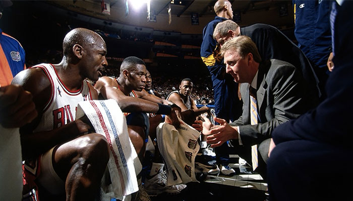 Michael Jordan face à son coach Larry Bird lors du All-Star Game 1998