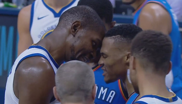 Kevin Durant et Russell Westbrook en plein explication