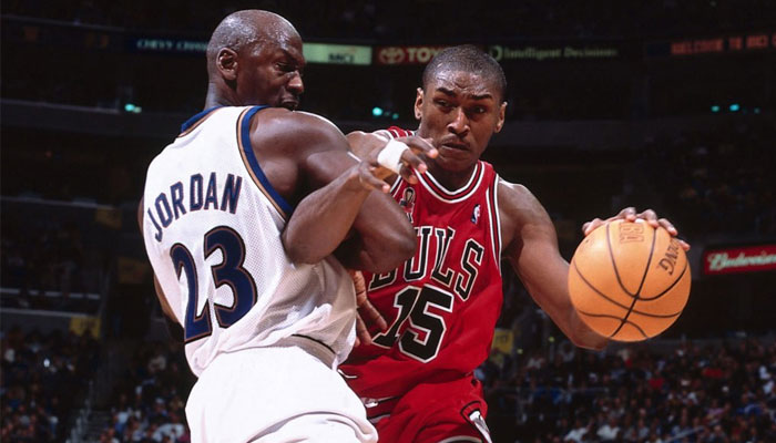Ron Artest à la lutte avec Michael Jordan