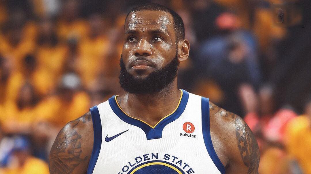 LeBron James avec un maillot des Warriors