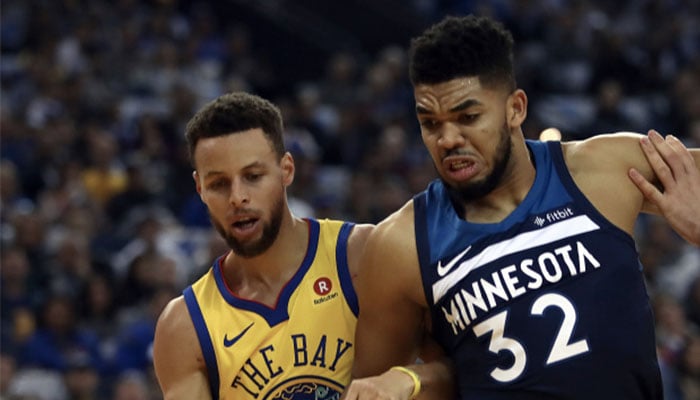 Stephen Curry et Karl-Anthony Towns lors d’une rencontre opposant les Golden State Warriors aux Minnesota Timberwolves
