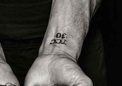 Steph Curry Tattooed His Autograph On Tattoo Artists Leg  Fadeaway World