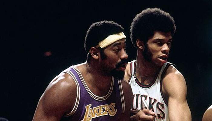 Wilt Chamberlain et Kareem Abdul-Jabbar lors d’une rencontre opposant les Los Angeles Lakers aux Milwaukee Bucks
