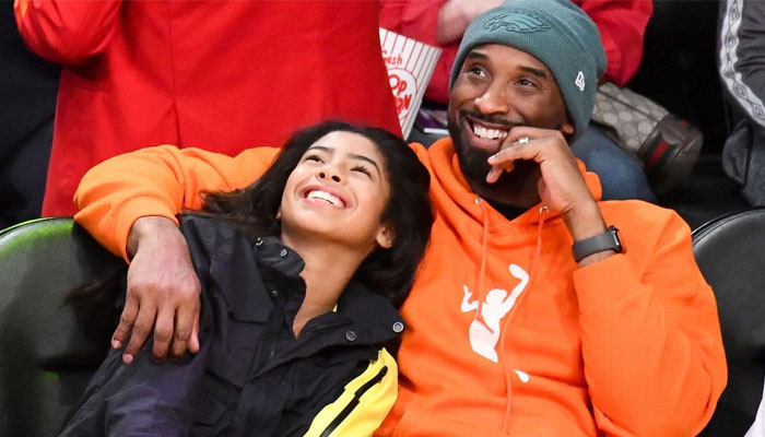 Kobe Bryant avec un hoodie WNBA