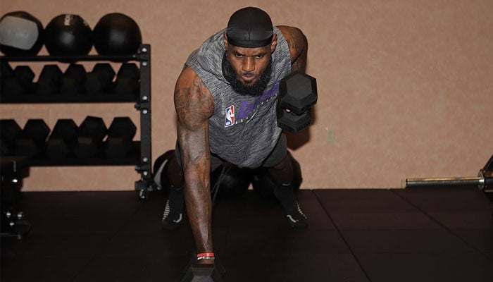 LeBron James en pleine séance de musculation dans la bulle NBA d'Orlando