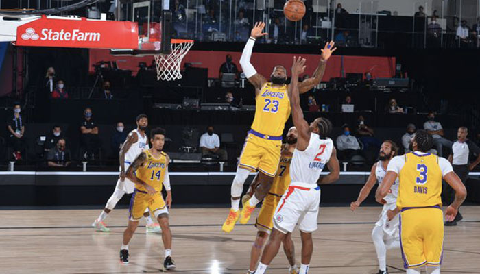 Lebron James à la lutte au rebond avec Kawhi Leonard avant les yeux d’Anthony Davis lors du match Los Angeles Clippers - Los Angeles Lakers dans la bulle d'Orlando