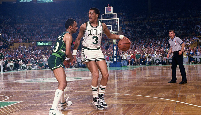 La légende NBA Dennis Johnson sous le maillot des Boston Celtics lors d’un match face aux Milwaukee Bucks