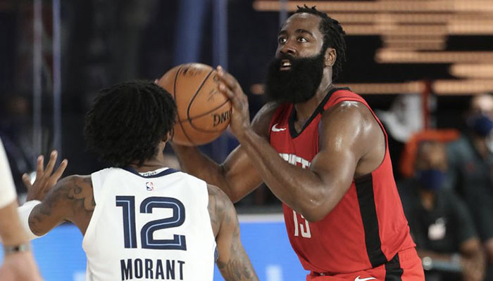 La star NBA des Houston Rockets James Harden s’apprête à prendre un tir devant le rookie des Memphis Grizzlies Ja Morant