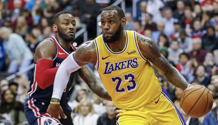 Lebron James dribble devant John Wall lors d’un match NBA opposant les Washington Wizards aux Los Angeles Lakers en 2018