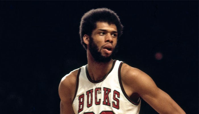 La légende NBA Kareem Abdul-Jabbar sous le maillot des Milwaukee Bucks