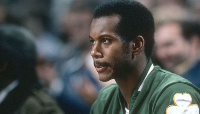 Kermit Washington sur le banc des Boston Celtics lors d’un match NBA