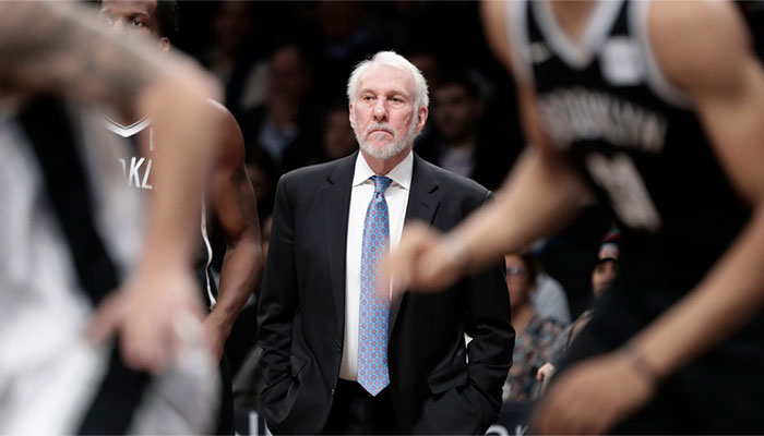Le coach NBA des San Antonio Spurs, Gregg Popovich lors d’un match face aux Brooklyn Nets