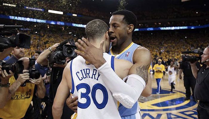 Andre Iguodala congratule Stephen Curry à l’issue de la série Golden State Warriors - Denver Nuggets lors des playoffs NBA 2013