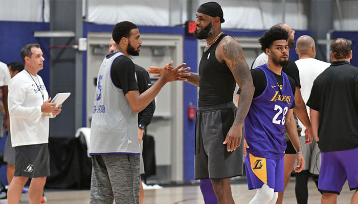 Talen Horton-Tucker tape dans la main de LeBron James lors d’une séance d’entrainement des Los Angeles Lakers dans la bulle NBA de Disney World