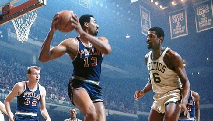 Les deux légendes NBA Wilt Chamberlain et Bill Russell lors d’un match opposant les Philadelphia 76ers aux Boston Celtics