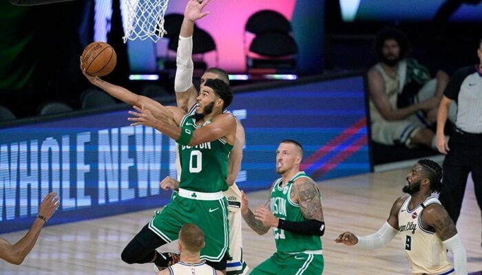 Jayson Tatum termine au cercle-NBA