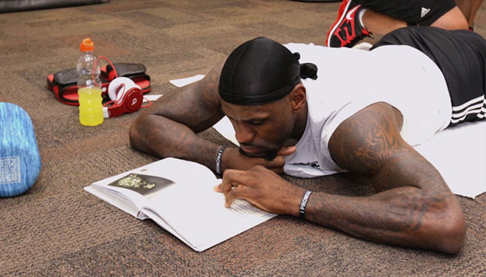 LeBron James en pleine lecture avant les Finales NBA 2012