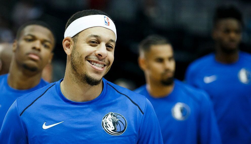 NBA Seth Curry tout sourire avec es Mavericks