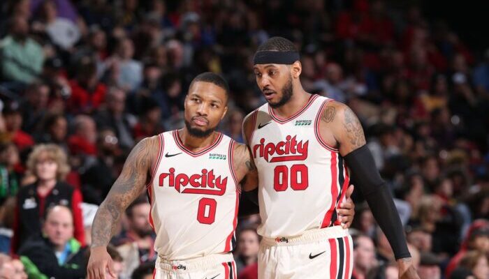 Damian Lillard en discussion avec Carmelo Anthony-NBA